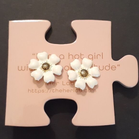 New Her Lab Rose Flower Acrylic Stud Earrings New With Tags - Picture 1 of 6